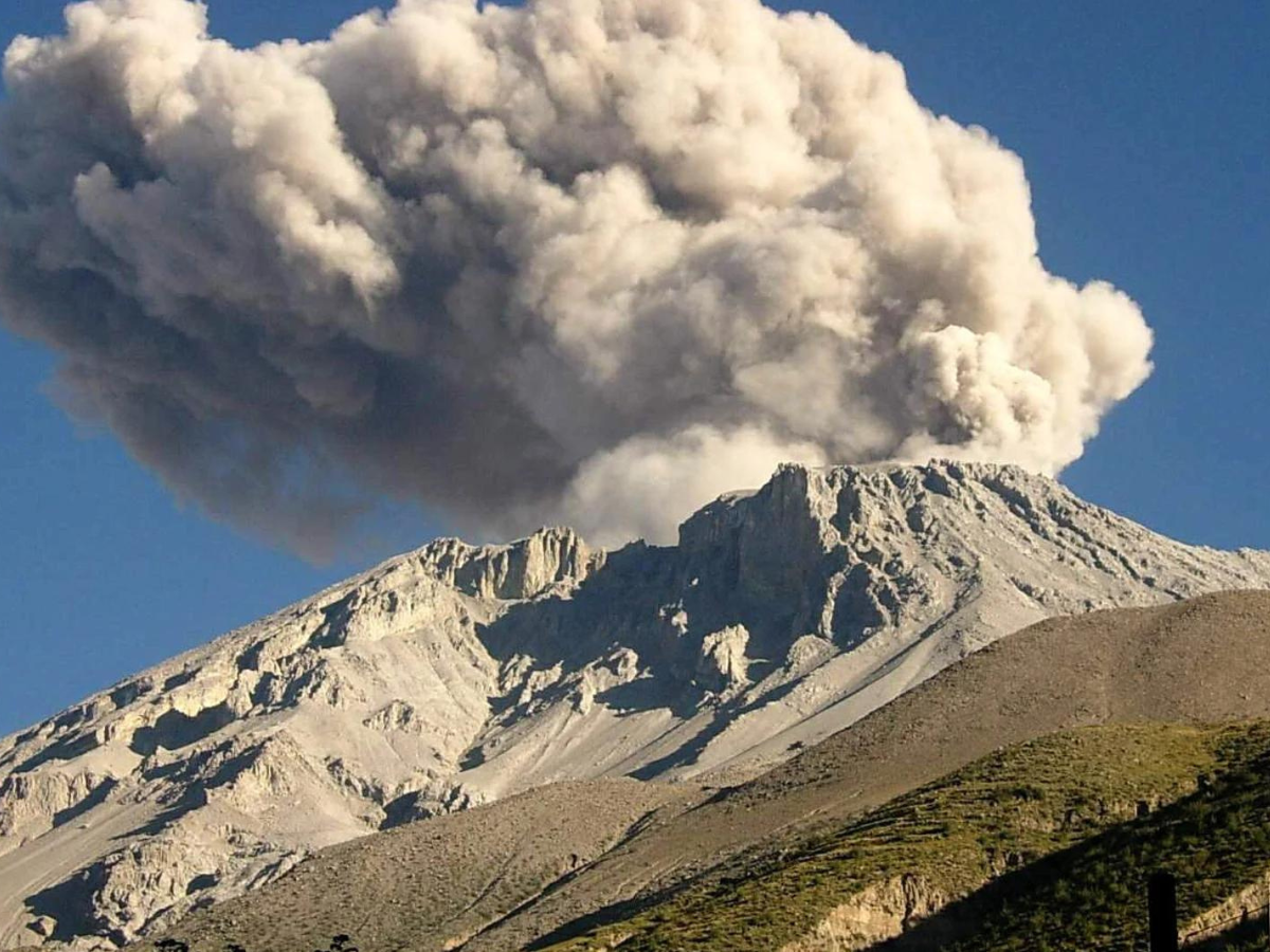 Volcán Ubinas de Perú aumenta su actividad con explosiones y emisión de ceniza