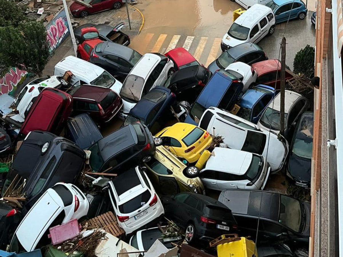 Decenas de muertos, carros flotando y personas desaparecidas: desastres tras inundaciones en Valencia