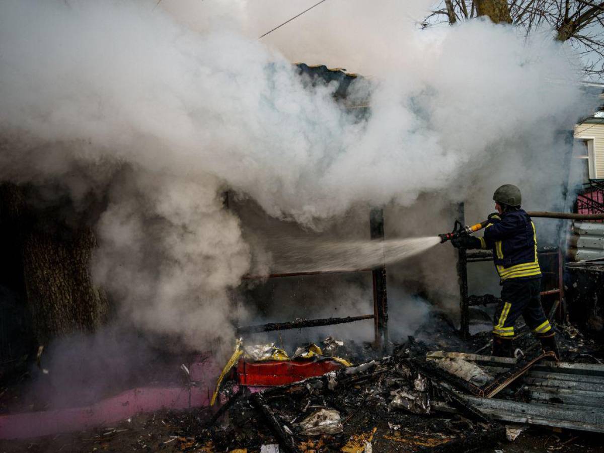 Al menos ocho muertos y 17 heridos dejó bombardeo ruso en Jersón en plena Navidad