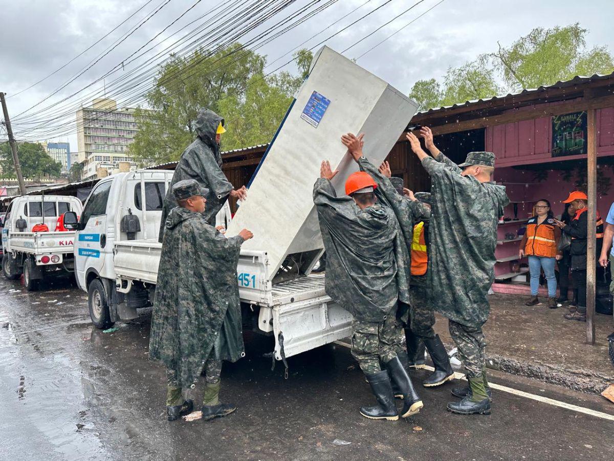 Evacuan a vendedores del mercado Primera Avenida por crecida del río Choluteca