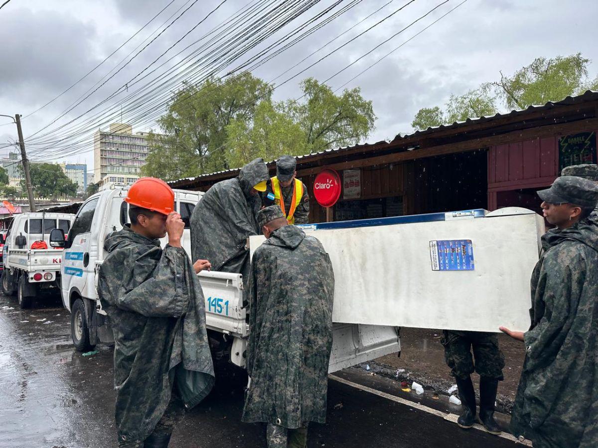 Evacuan a vendedores del mercado Primera Avenida por crecida del río Choluteca