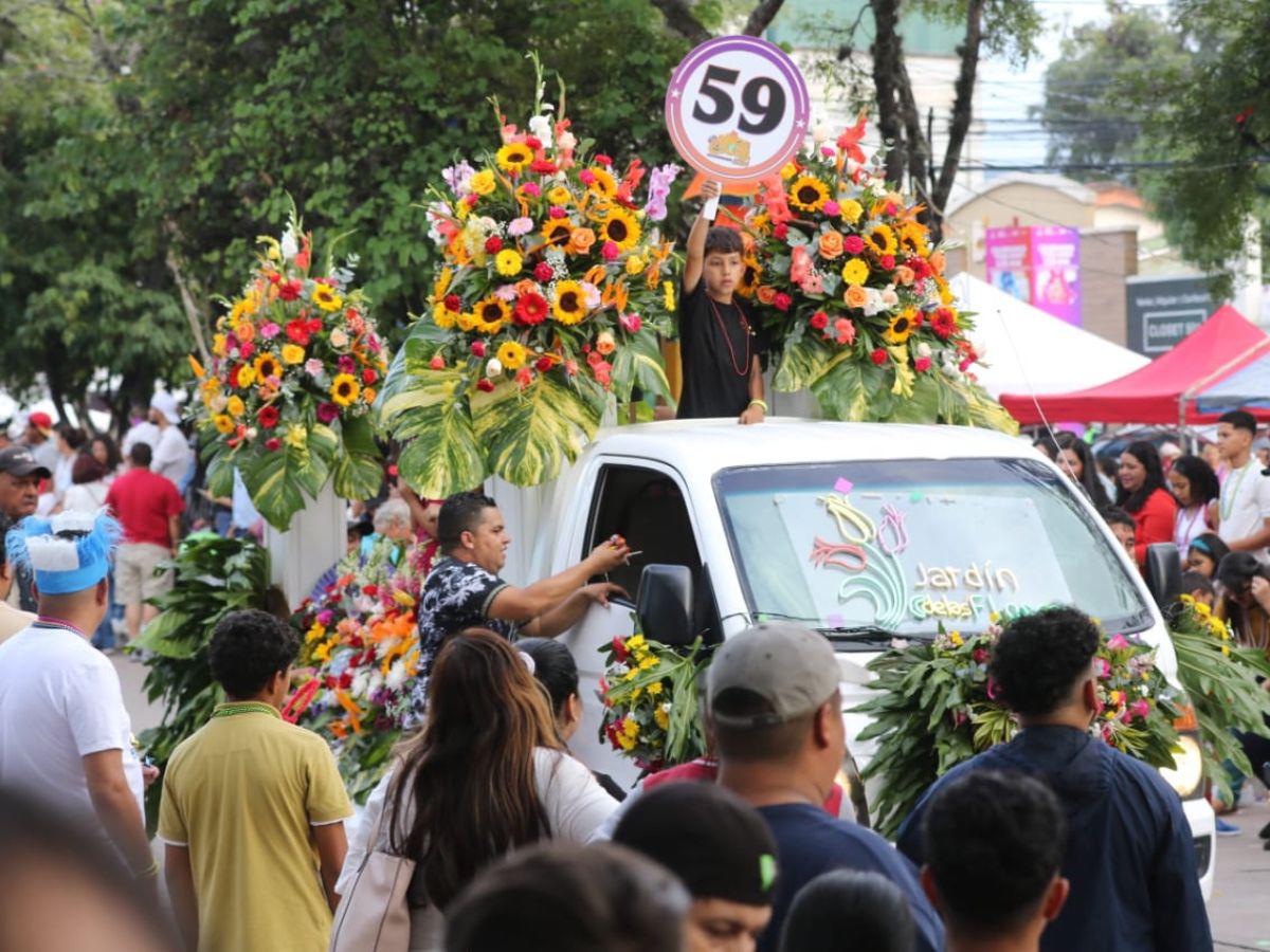 Coloridas carrozas deslumbran en el vibrante Carnaval de Tegucigalpa 2024