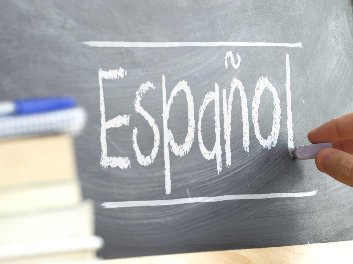 Nuestro idioma: recursos que nos ayudan a hablar y escribir mejor en español