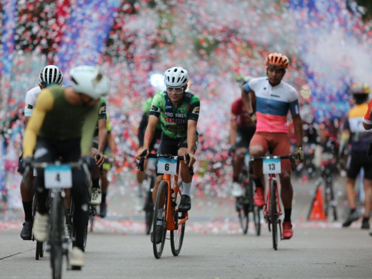 Adrenalina sobre ruedas: ¡Así inició la Vuelta Ciclística de EL HERALDO 2024!