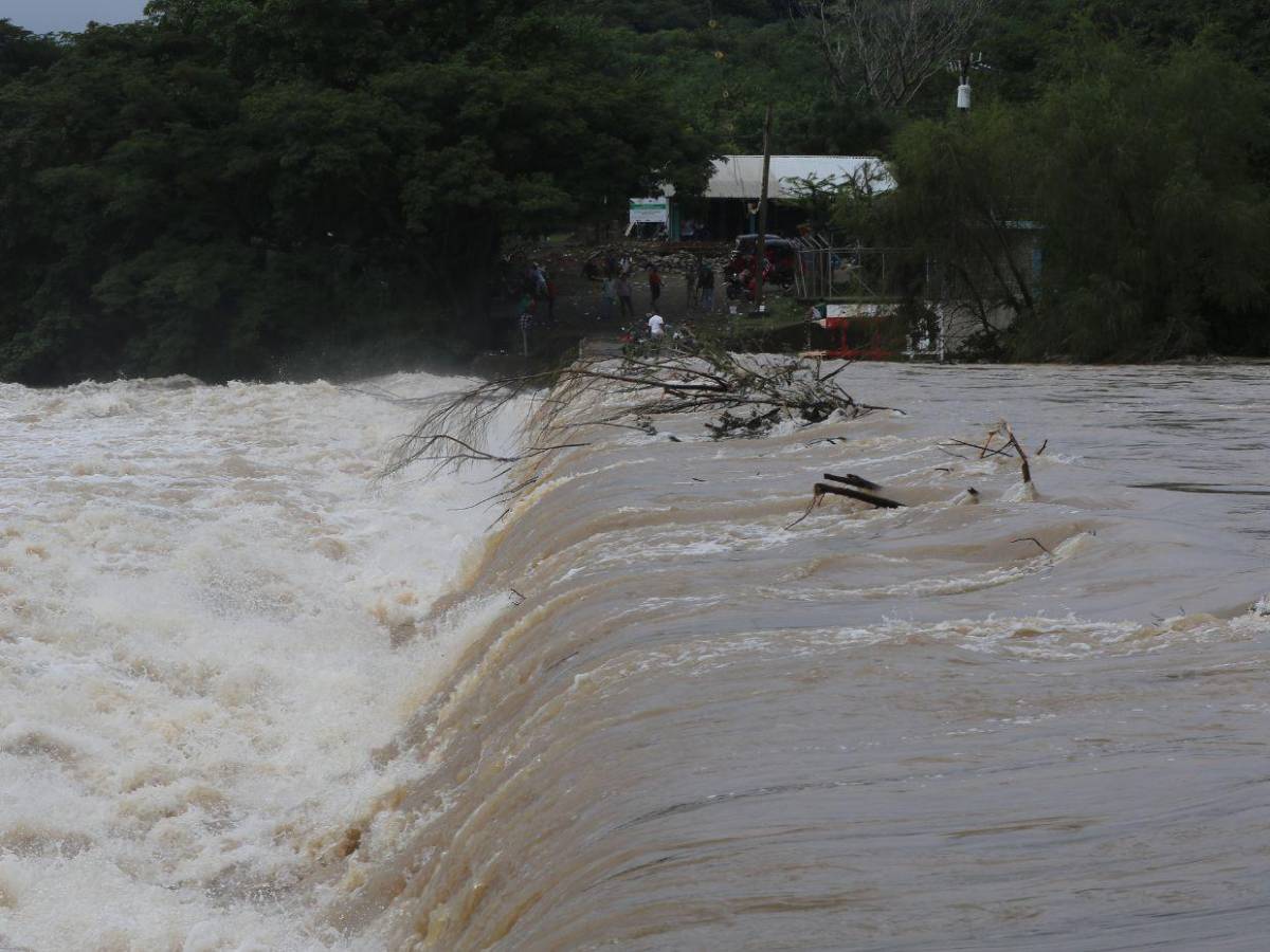 Incomunicados en el sur de Honduras por crecida de ríos tras lluvias