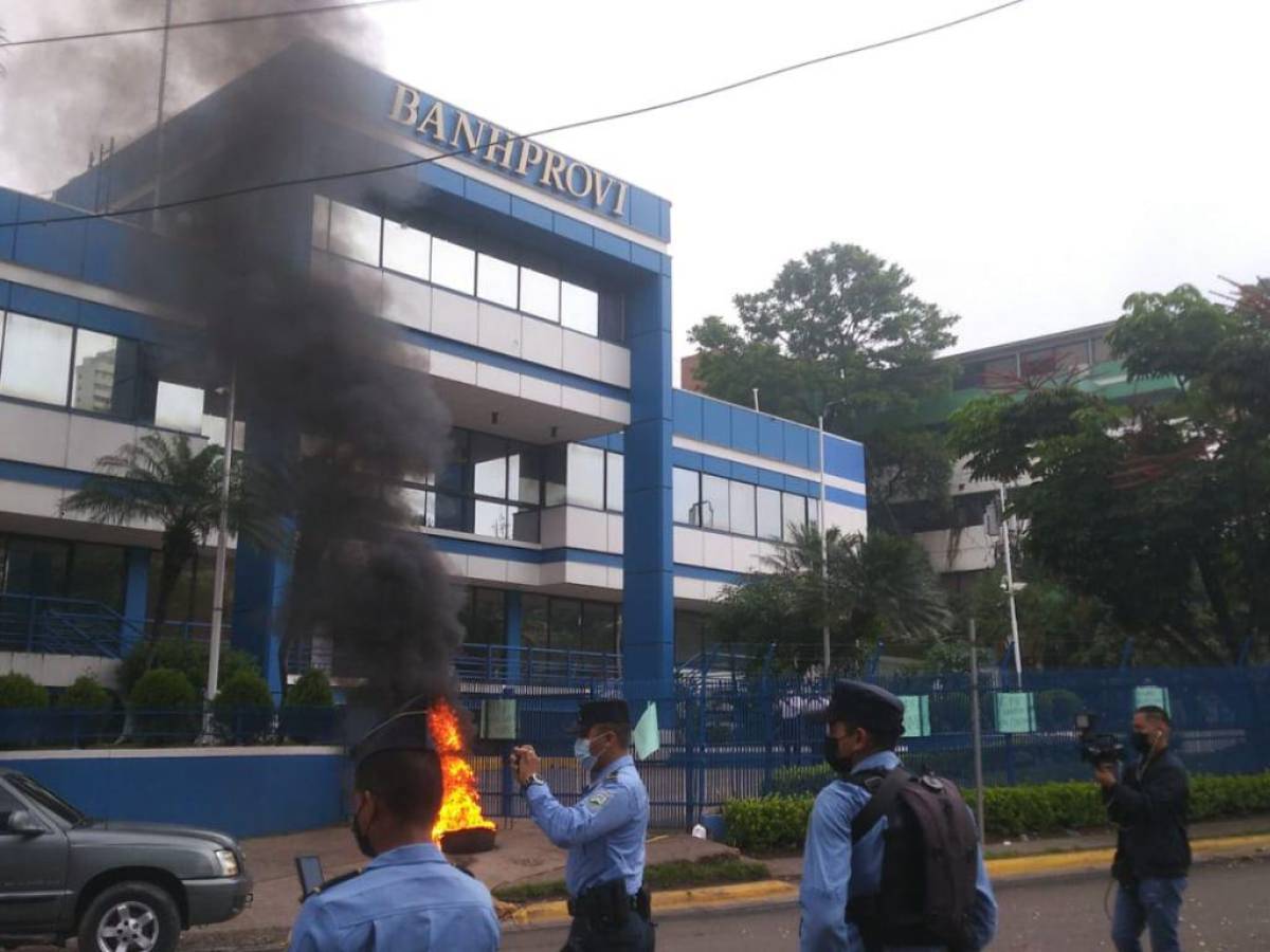 Colectivos de Libre arrecian protestas por despidos injustificados en Banhprovi; exigen renuncia de Edwin Araque