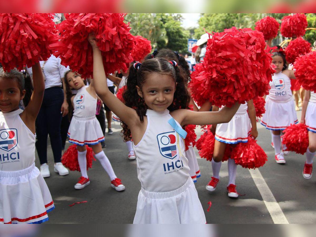 Bellas pomponeras ponen color y ritmo en los desfiles escolares de la capital este 2024