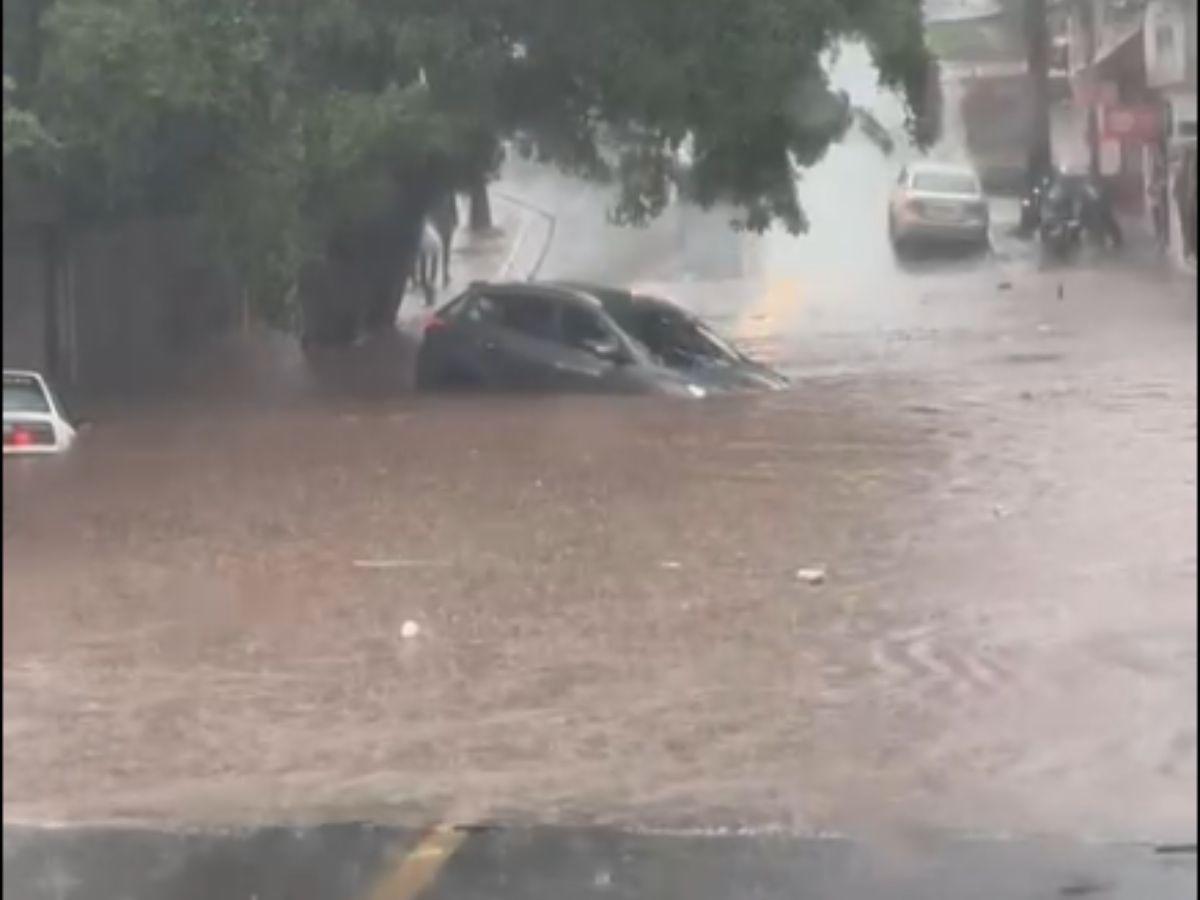 Fuertes lluvias provocan inundaciones en varios puntos de la capital