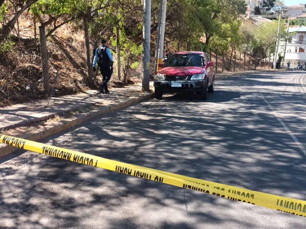 Hallan muerto a un hombre dentro de camioneta en colonia Miramontes de la capital