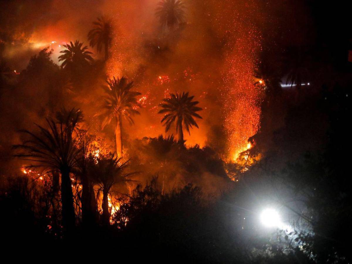 Dos muertos y al menos 400 viviendas afectadas por incendio en Viña del Mar, Chile