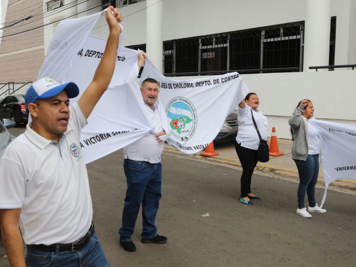 Agresiones policiales mantienen en protestas a la ANEEAH frente al Conadeh