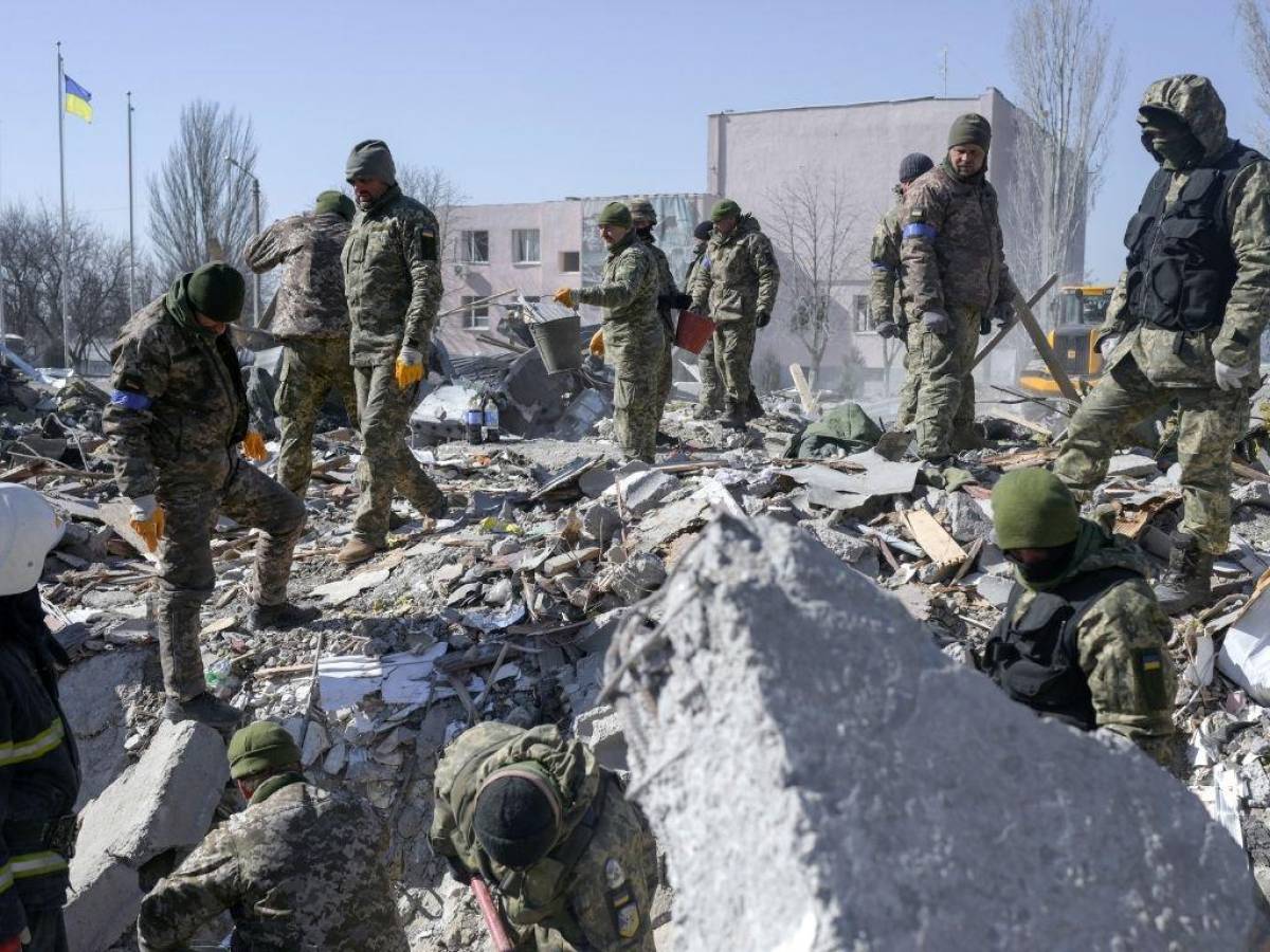 Bombardeo en cuartel al sur de Ucrania deja decenas de muertos