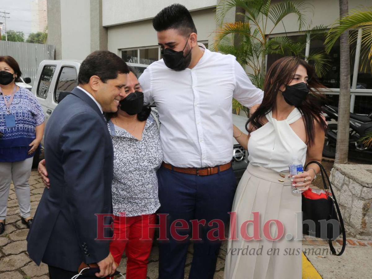 Kevin se abraza con sus abogados, Jaír López y Celeste Cerrato, y su madre Betty.