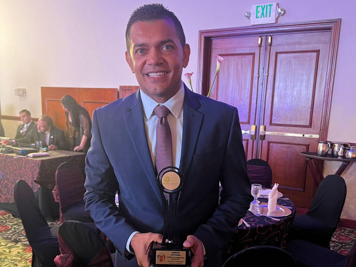 Amado Guevara, galardonado como Mejor Futbolista Centroamericano en la 48 edición de la “Cena de Campeones”