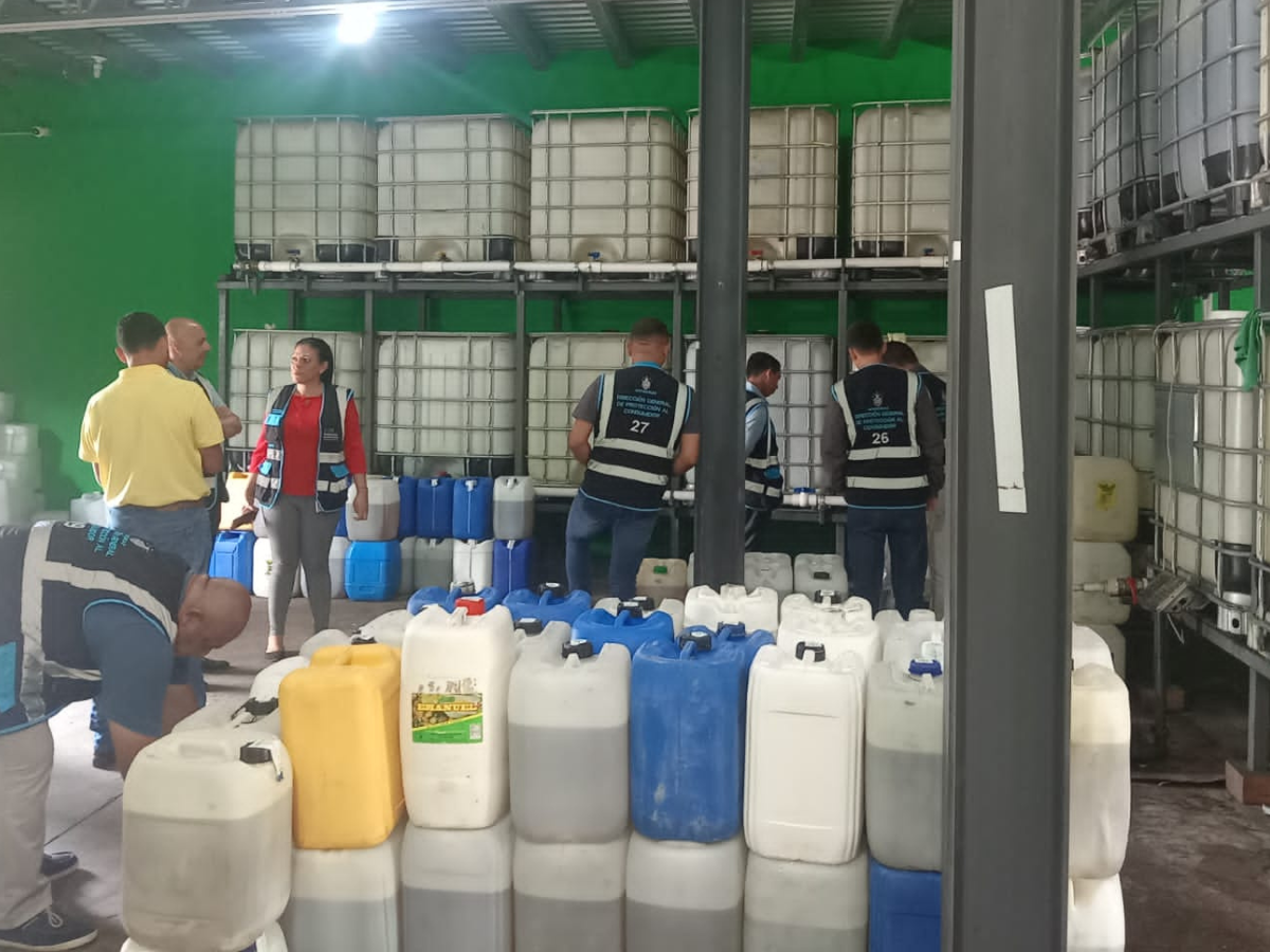 Encuentran más aceite de cocina acaparado en una bodega y un camión