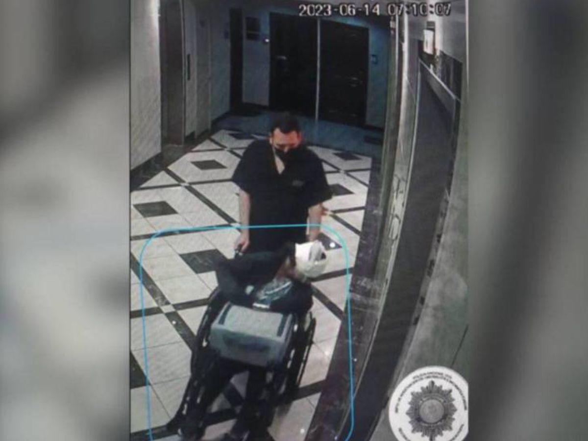 Luis Alfredo Castro empujar una silla de ruedas donde iba una presunta paciente, pero era su compañera haciéndose pasar por Floridalma.