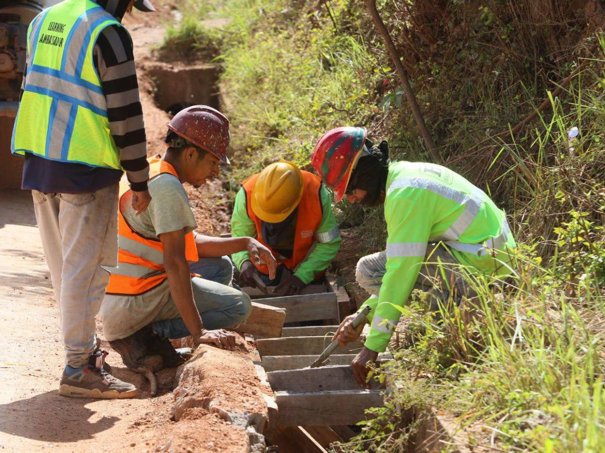 Así avanza la pavimentación de la carretera hacia la aldea de Azacualpa