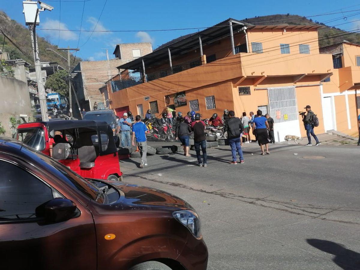 Pobladores se toman calle principal de El Chile y exigen reparación de carretera