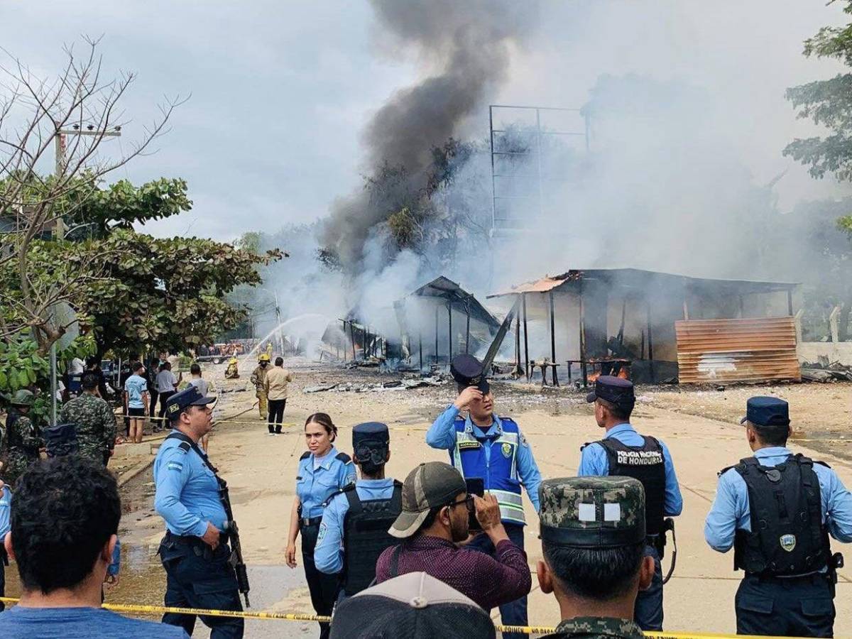 Una persona muerta y pérdidas económicas: imágenes de voraz incendio en Catacamas