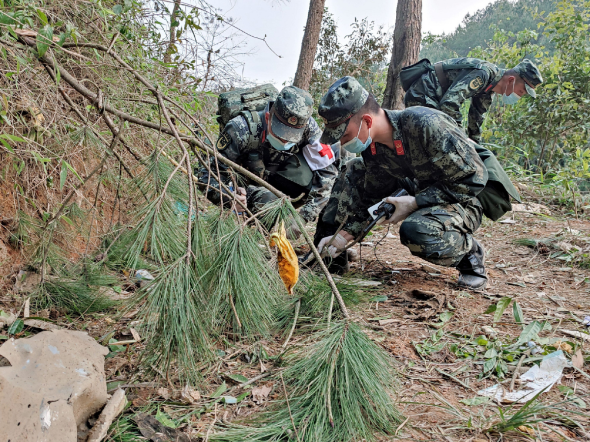 Autoridades chinas dicen que no hallaron supervivientes de accidente de avión