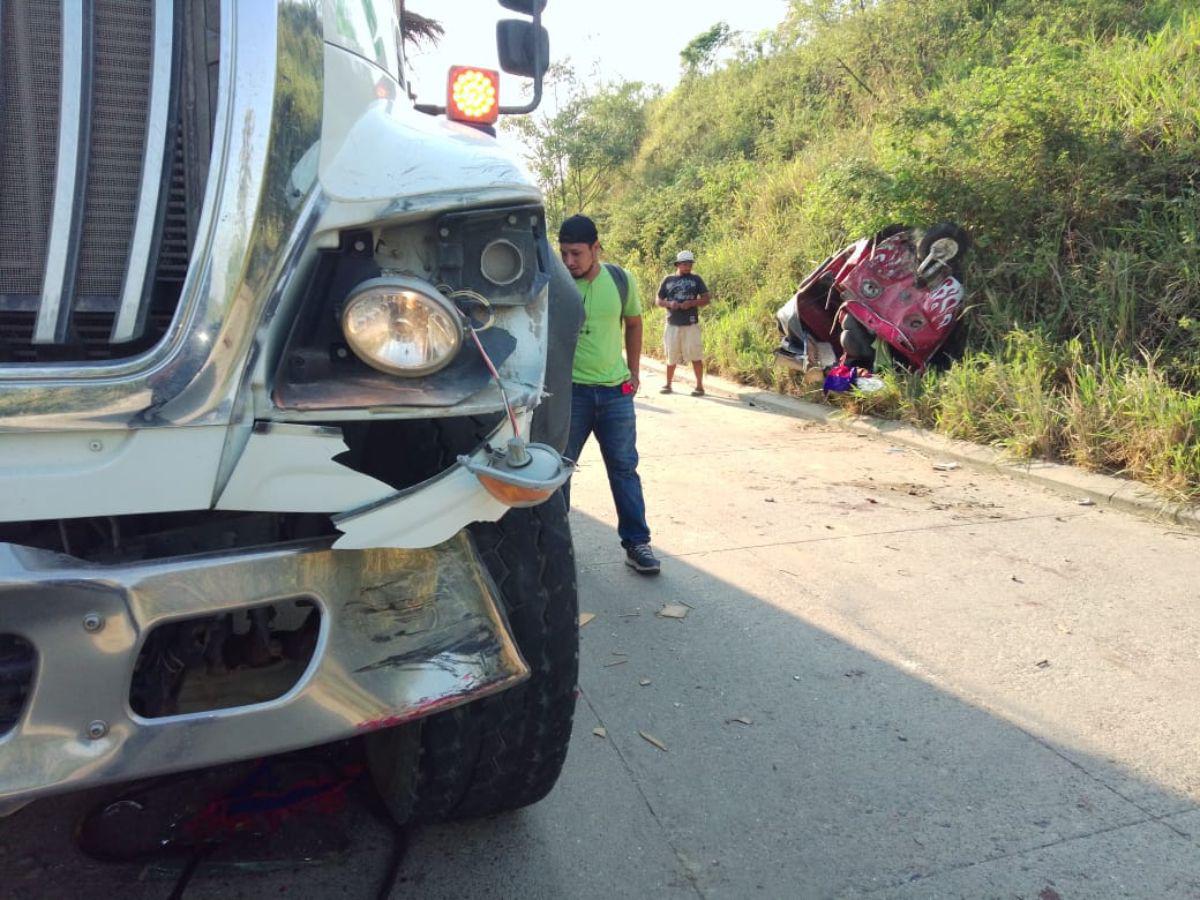 Accidente entre camión y una mototaxi deja cinco personas heridas en El Ocotillo