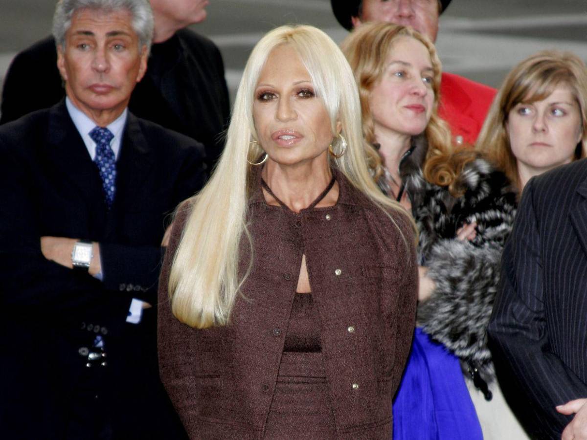 Donatella Versace y su “nuevo rostro” dividen a sus fanáticos en redes