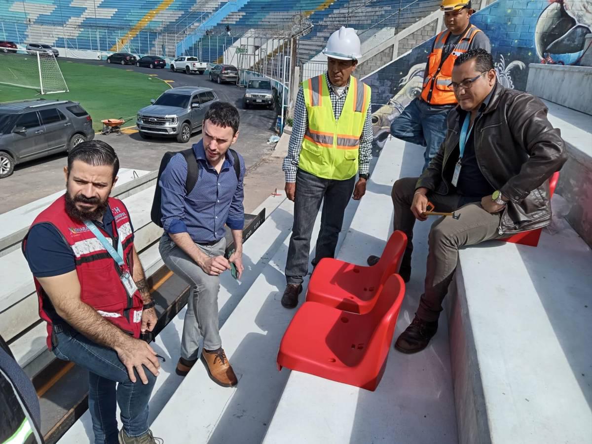 Especialista supervisa novedosa instalación en el estadio Nacional de Tegucigalpa