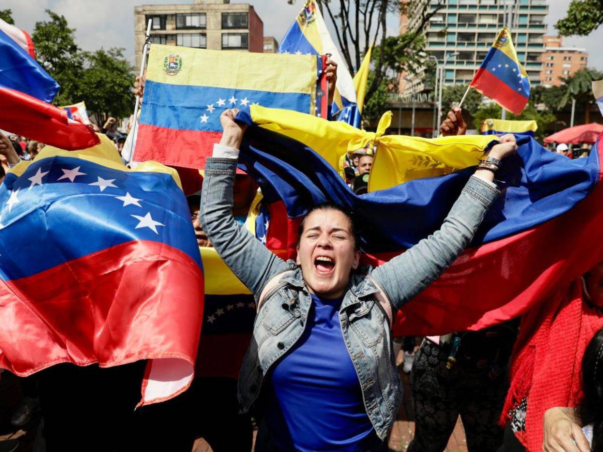 Del mundo a Caracas, protestas presionan régimen de Maduro a un día de toma de posesión