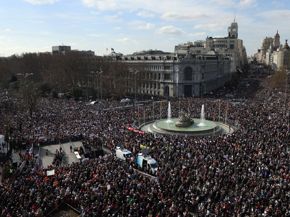 Miles de personas se reúnen en la plaza de Cibeles durante una manifestación en defensa de la sanidad pública.