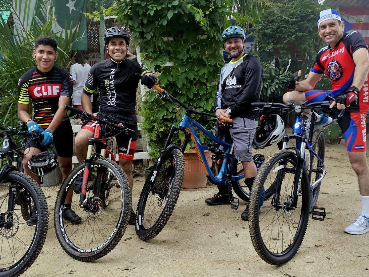 Por la ausencia de espacios en San Pedro Sula, Iván Nuñez y sus compañeros pedaleros prefieren el ciclismo de montaña.