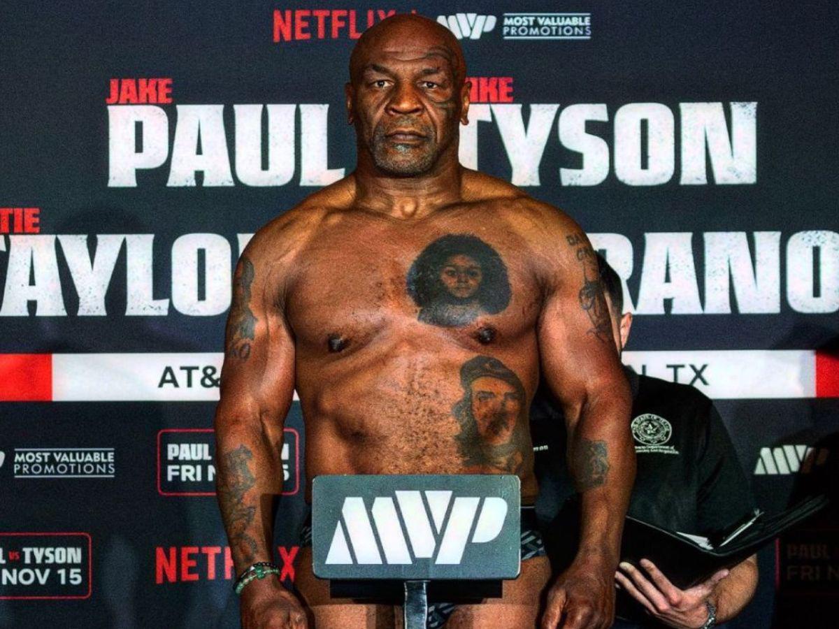 Mike Tyson presume su físico en la ceremonia de pesaje antes de su pelea con Jake Paul