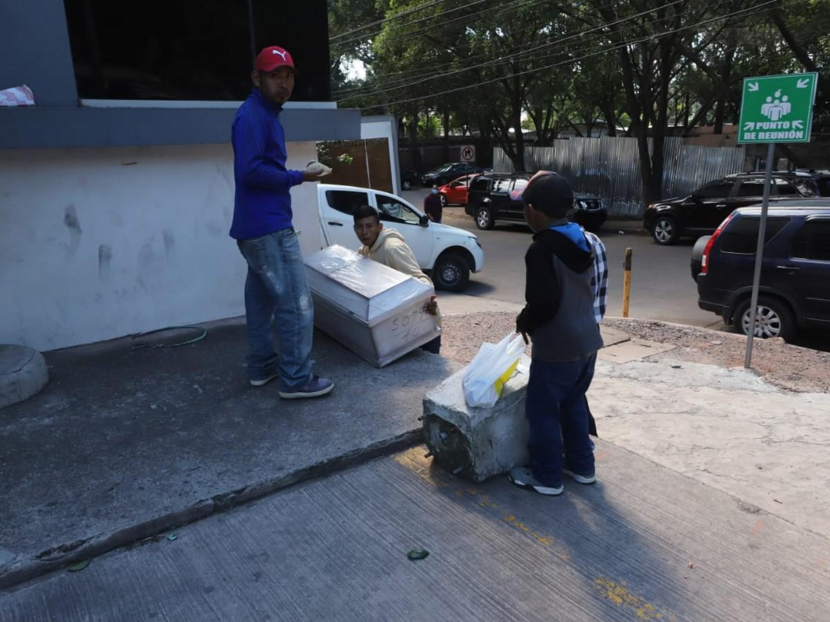 Familiares lamentaron la tragedia al momento de retirar de la morgue el cuerpo del menor.