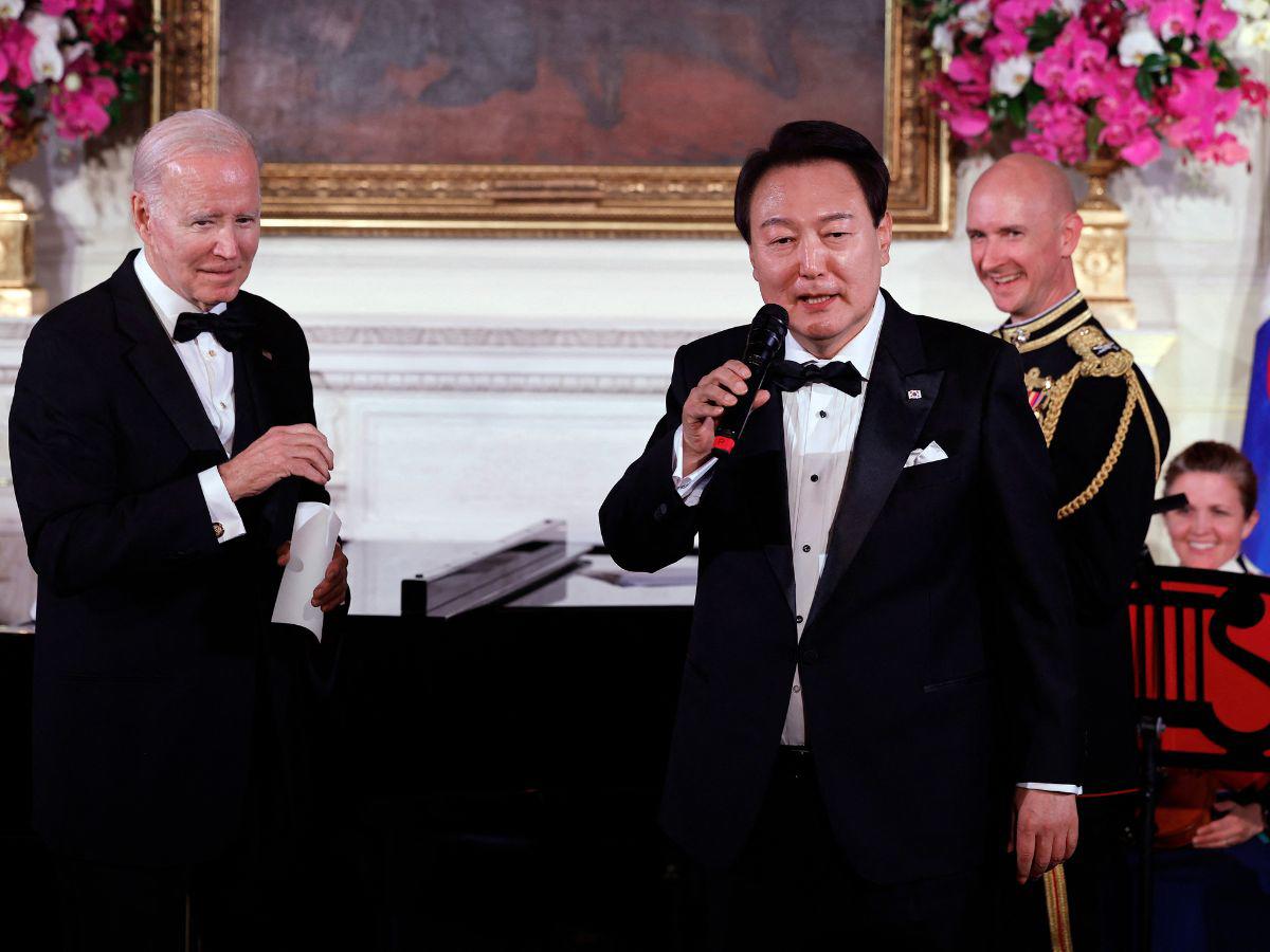Presidente surcoreano canta a Joe Biden durante cena en la Casa Blanca