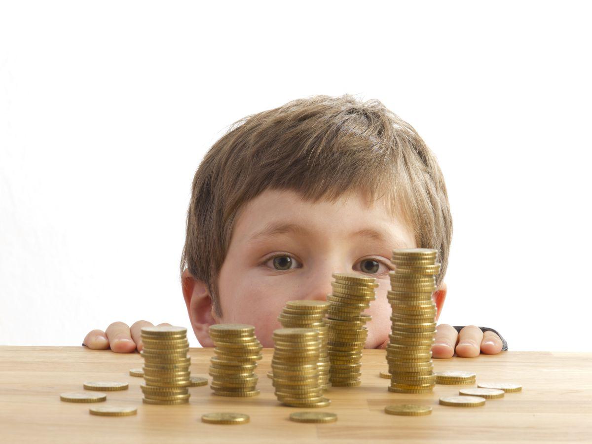 Se sugiere hablar de dinero con los hijos desde temprana edad, para concientizarlos respecto a sus finanzas personales.