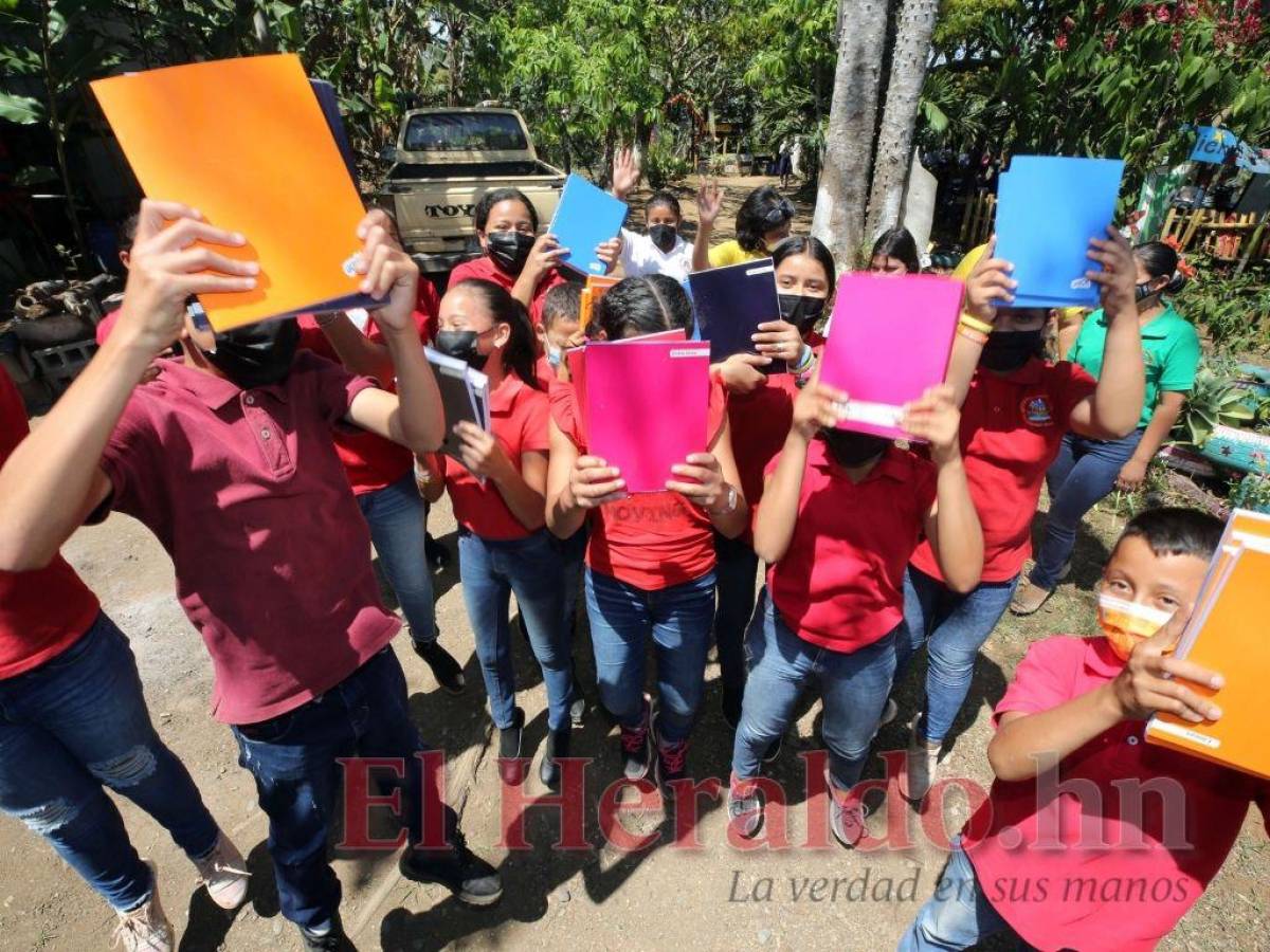 Este grupo de alumnos muestra sus cuadernos.