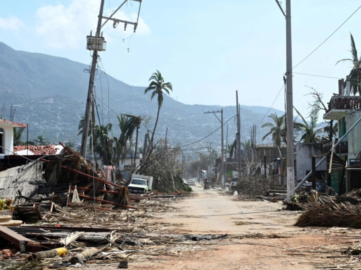 Evacúan con puente aéreo pobladores de Acapulco tras huracán