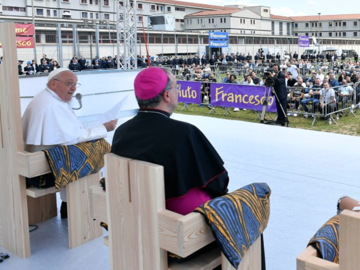 El papa preside un foro de la paz en la ciudad italiana de Verona