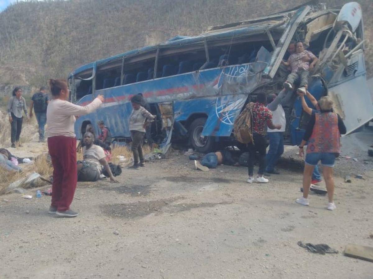 Dos muertos y al menos 14 migrantes heridos deja volcamiento de autobús en México