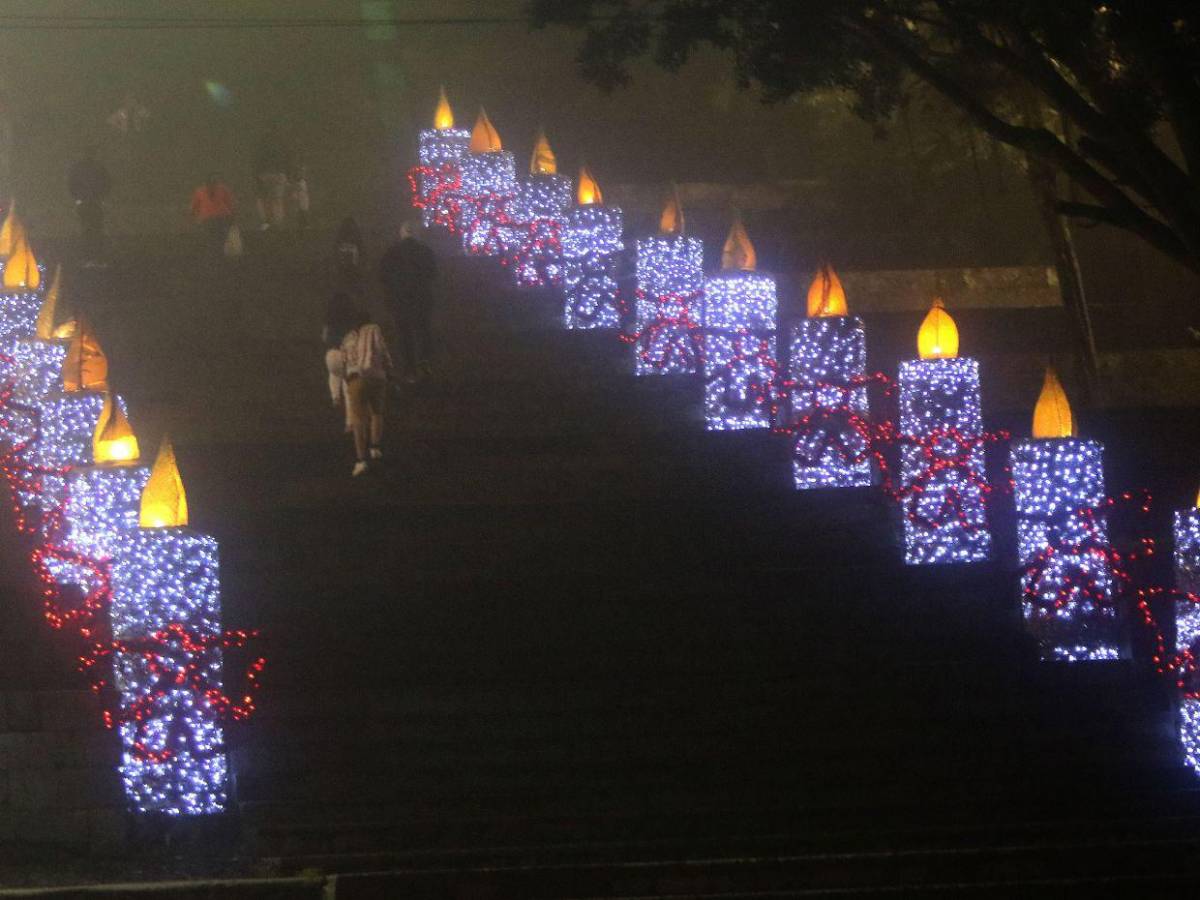 La capital viste sus noches de luces y alegría en la víspera de Navidad