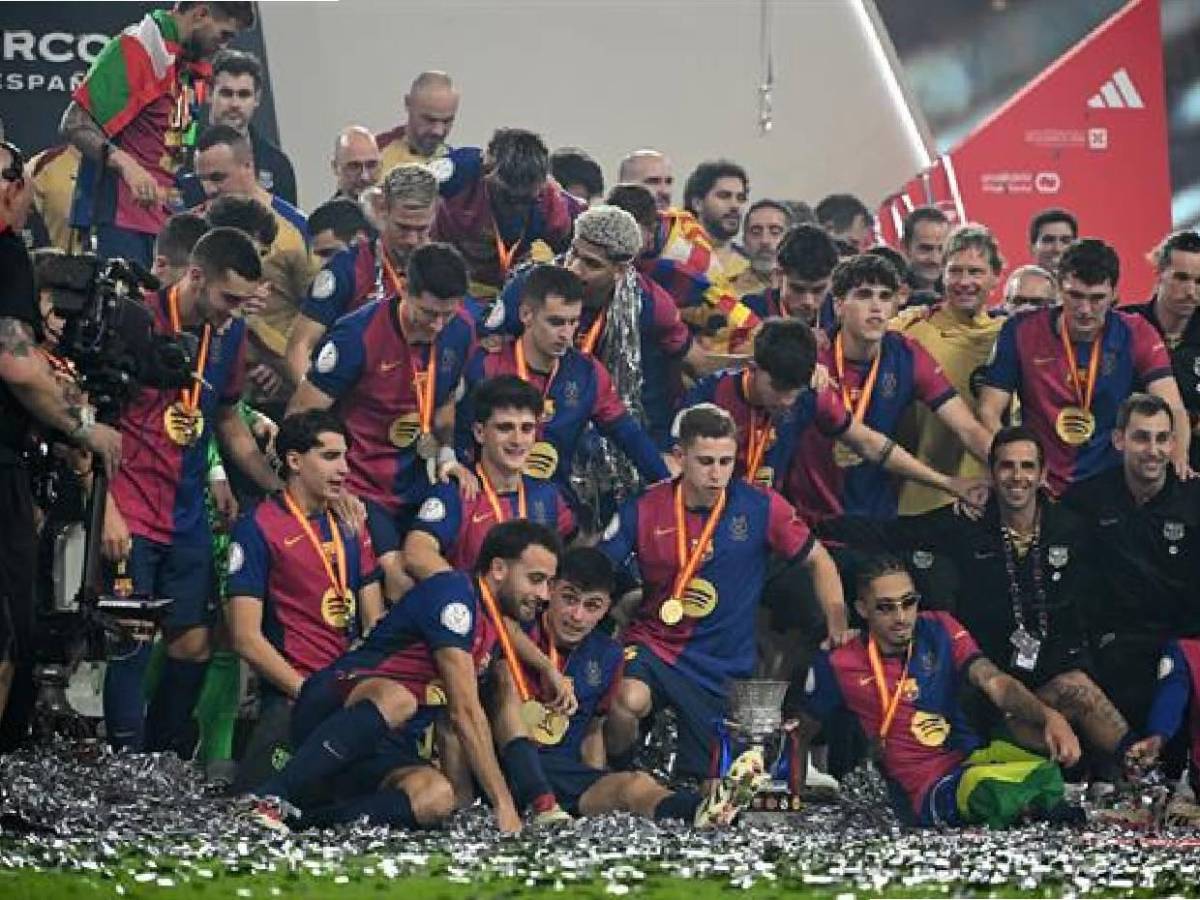 En fotos: Celebración del Barcelona tras coronarse campeón de la Supercopa ante Real Madrid