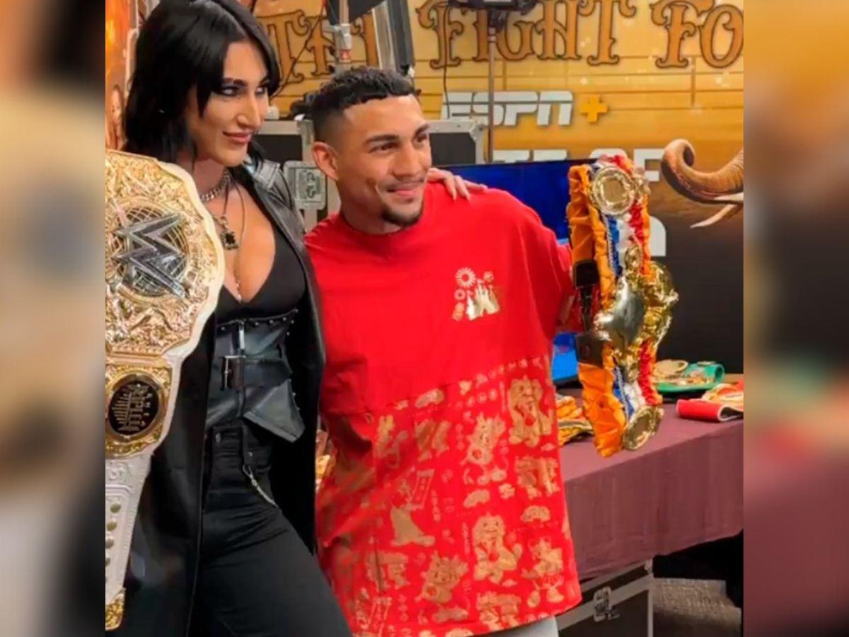 Teófimo López recibe apoyo de “Mami”, campeona mundial de la WWE