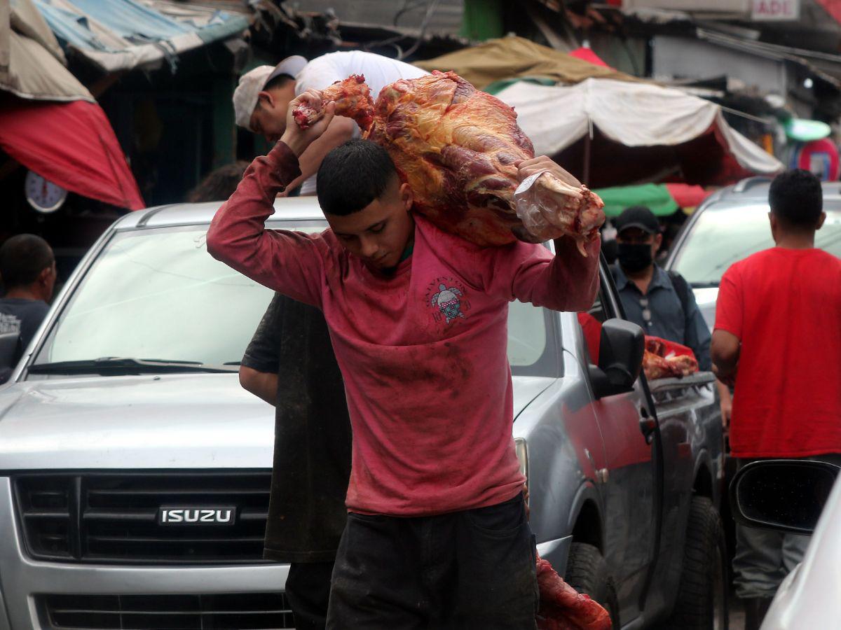 A mitad de la avenida se estacionan carros a descargar carne a los mercados y puestos de la zona, creando largas filas.