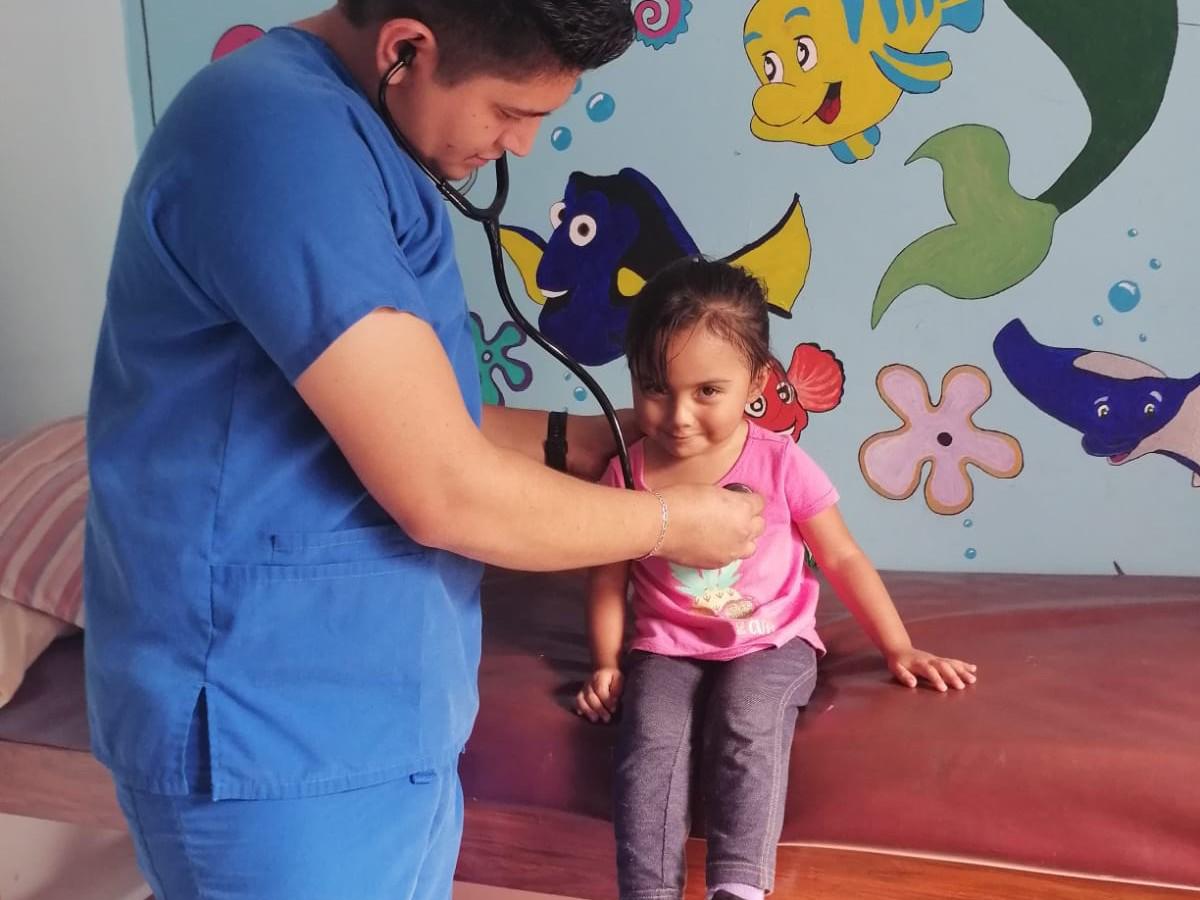 El Hogar Los Ángeles hace un llamado a profesionales que deseen hacer su servicio social en la institución o brindar su tiempo para prestar sus servicios como voluntarios. El médico que aparece en la imagen brinda su tiempo en favor de los niños del hogar.