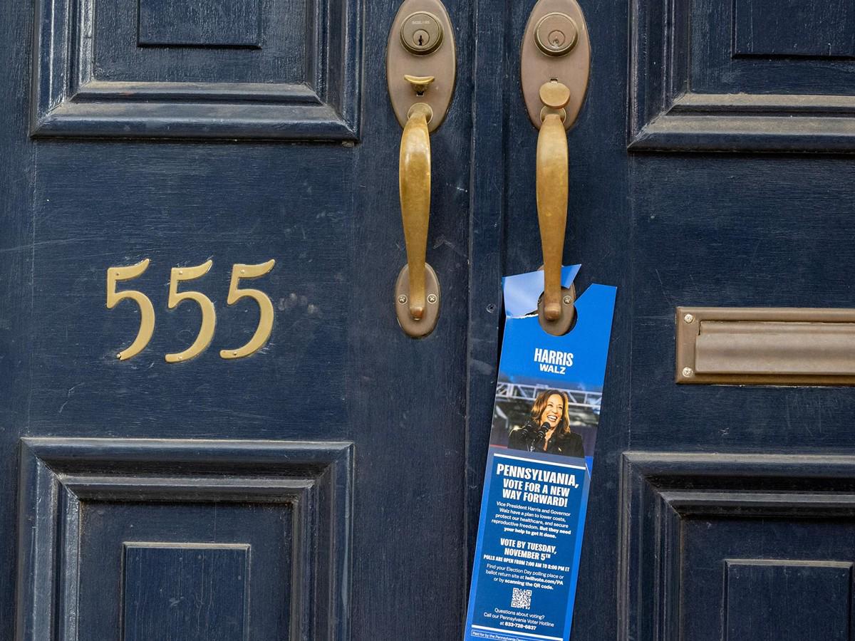 Puerta a puerta, a la cacería del voto latino en la recta final de elecciones de EUA