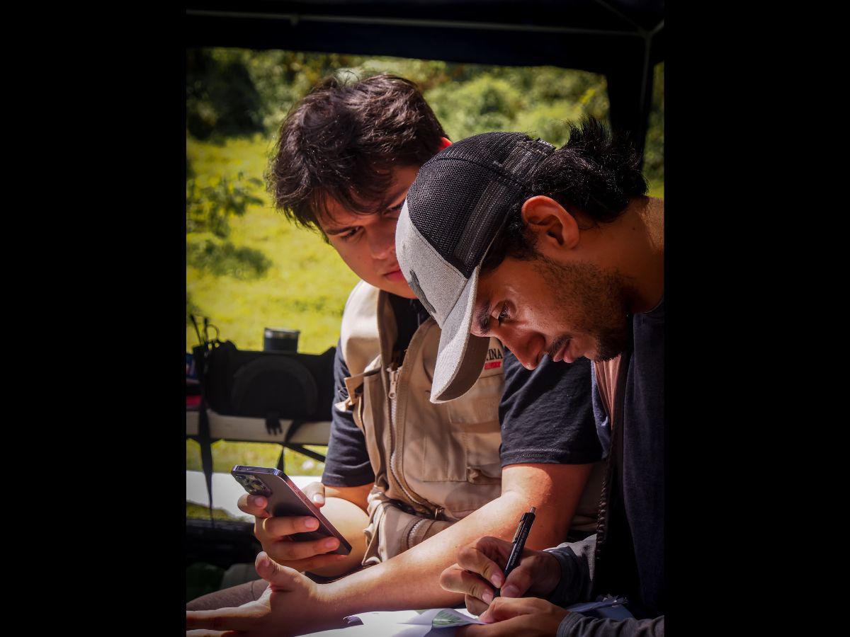 Ethan Villeda y Daniel Rosa, durante el proceso de producción de “Prisionera”.