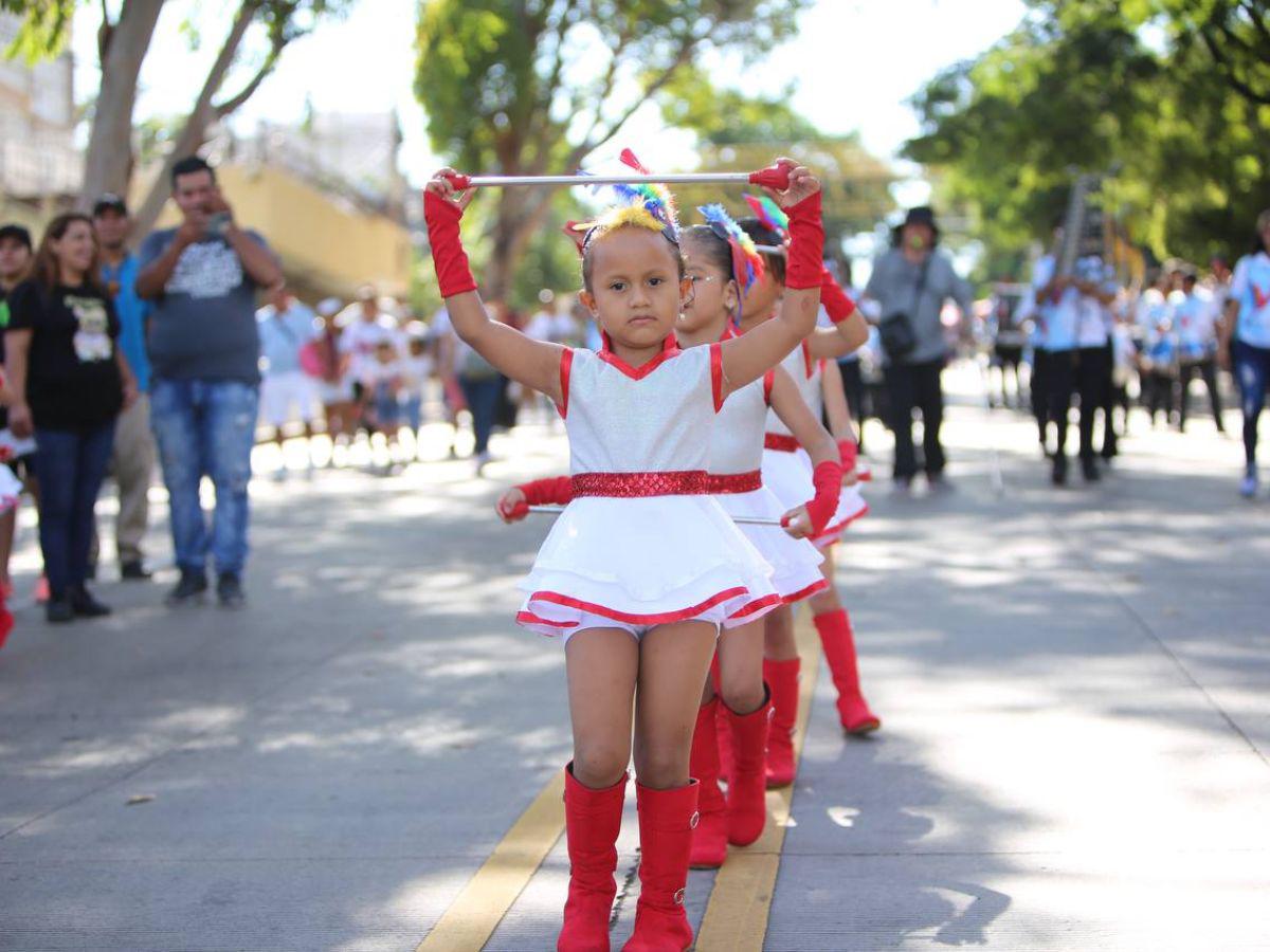 Encantadoras y coloridas: así lucieron las pequeñas palillonas de prebásica en la capital