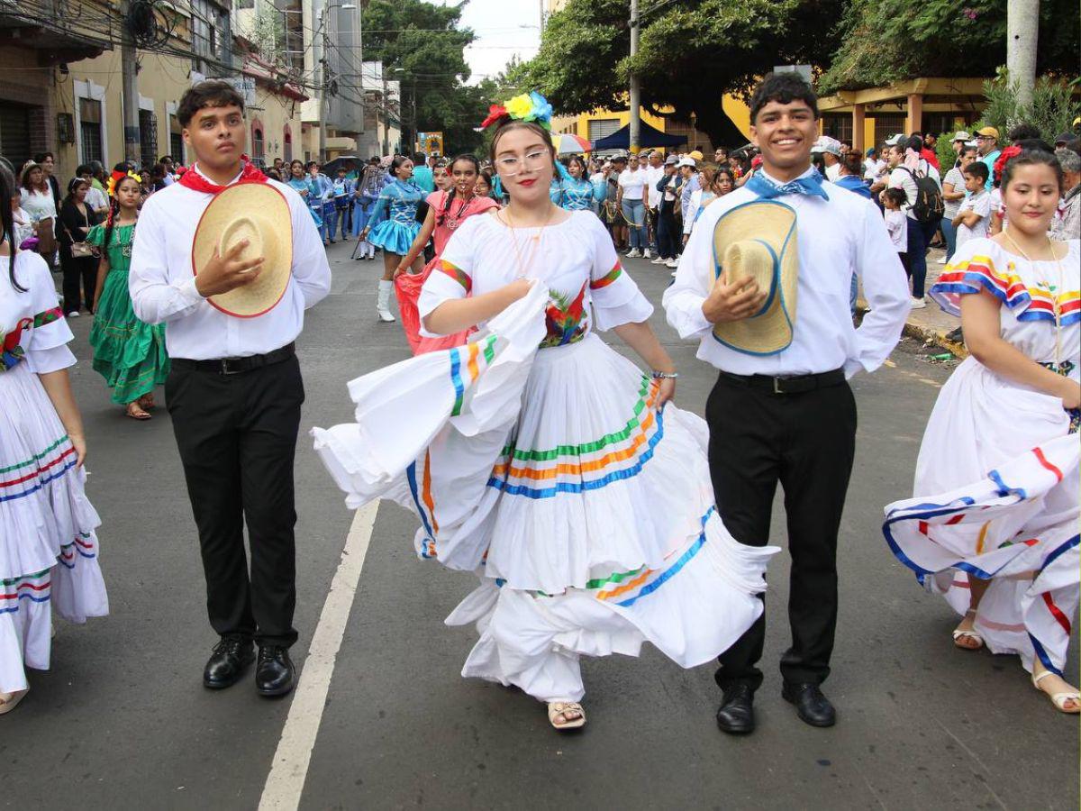 Las mejores imágenes que dejaron los desfiles de las escuelas en la capital