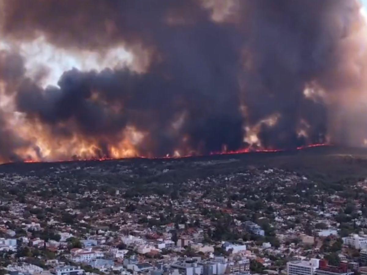 Evacúan a decenas de personas debido a incendio forestal en Córdoba, Argentina