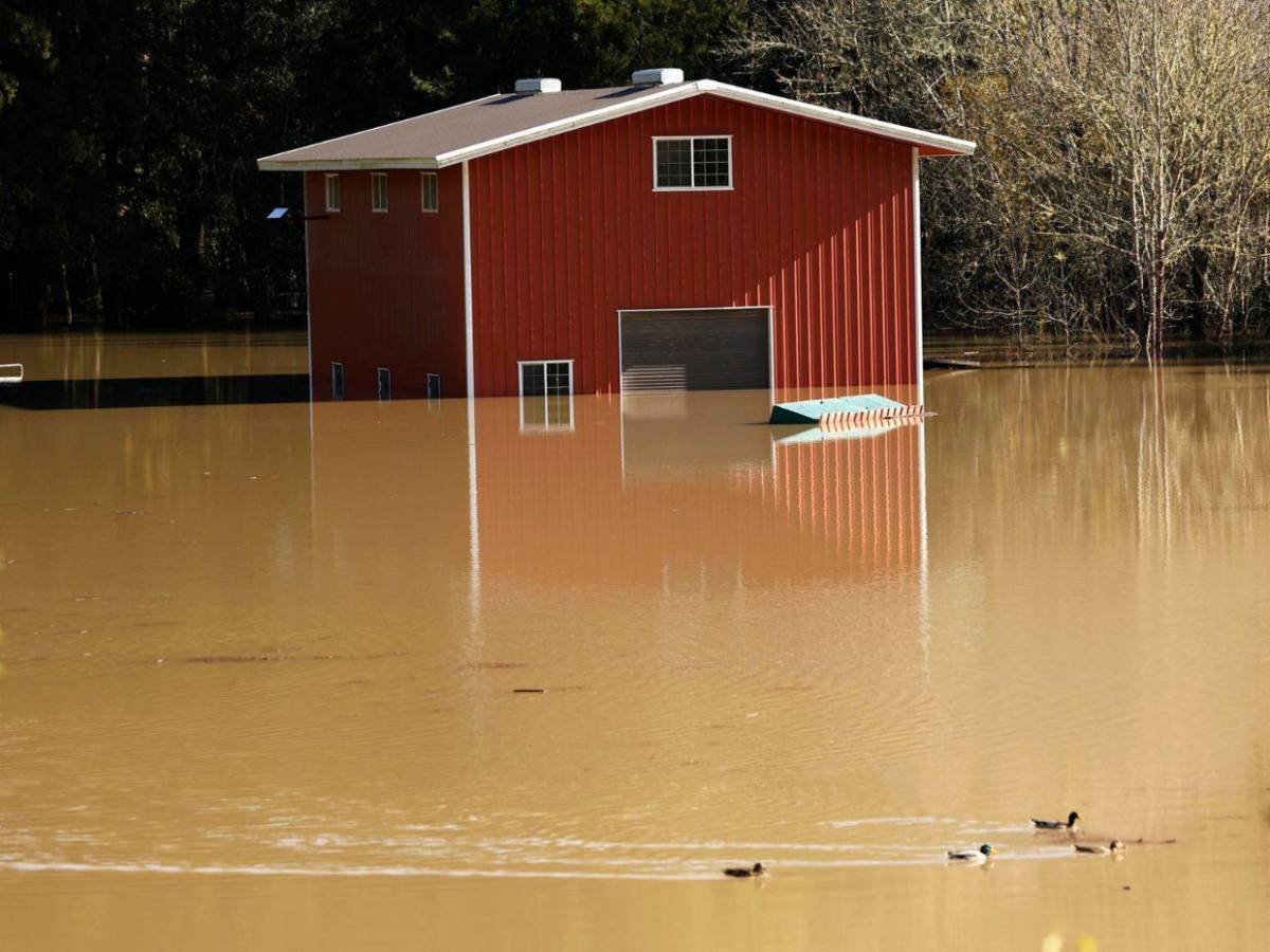 Tormenta deja inundado gran parte del norte de California; piden evacuar