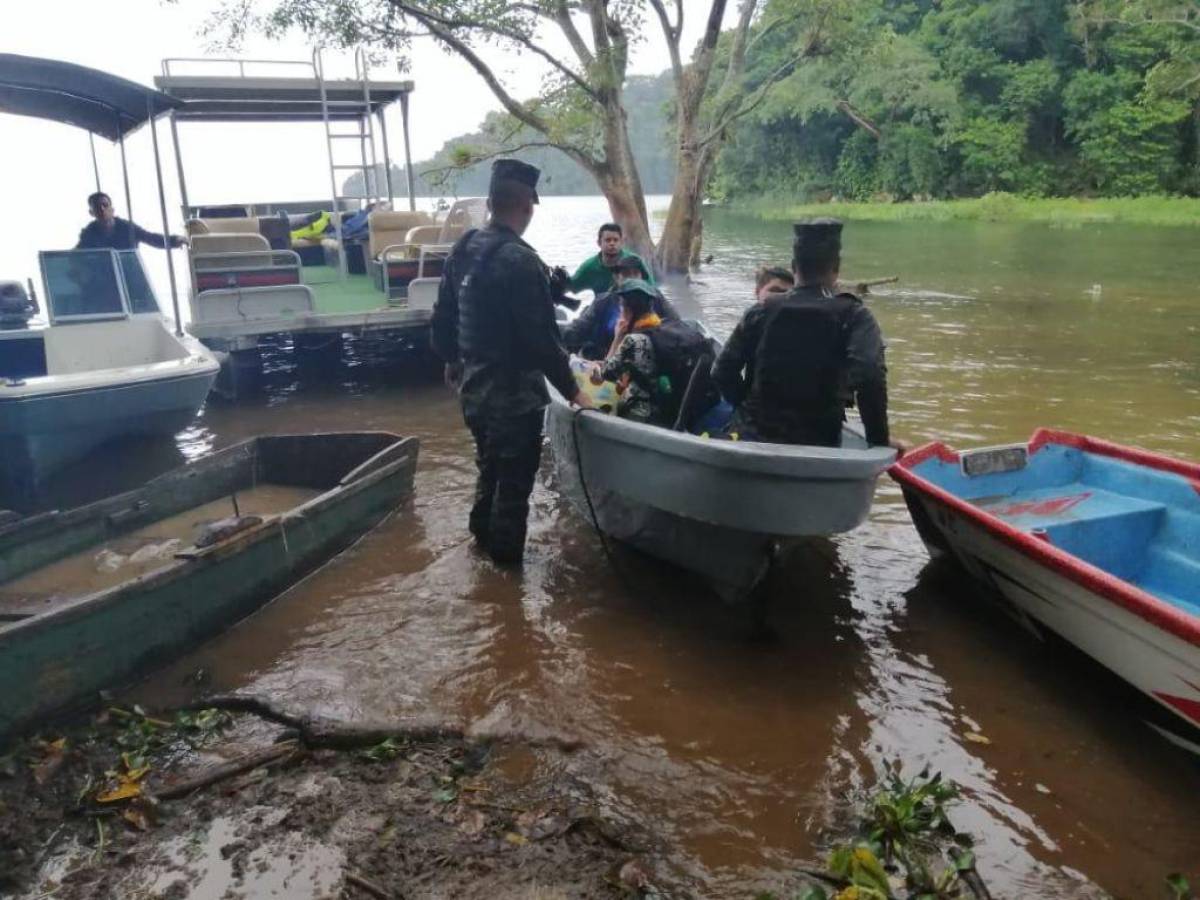 Rescatan 167 personas varadas por tormenta Julia en Isla Tortuga, Lago de Yojoa